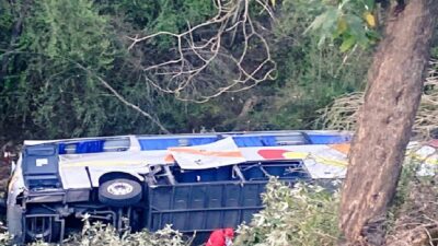 México-Puebla: autobús vuelca y cae a barranco; un muerto y 17 heridos