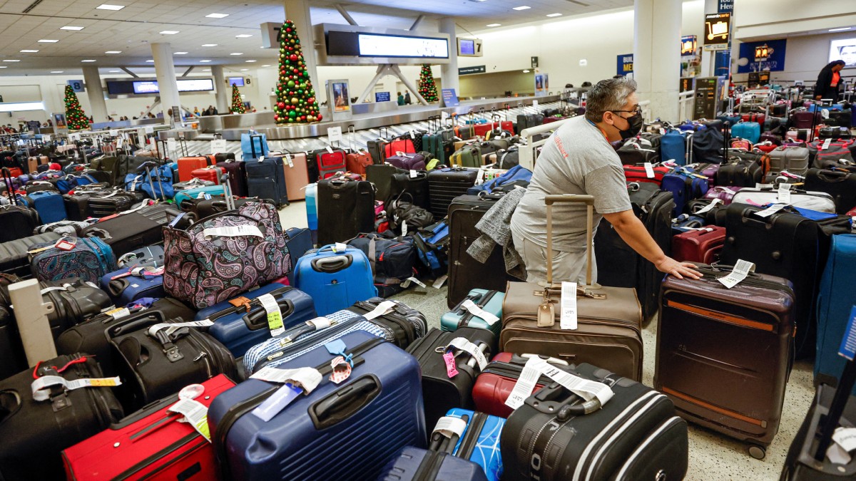 Mientras las maletas se acumulan en aeropuertos de EU, Southwest Airlines sigue cancelando vuelos
