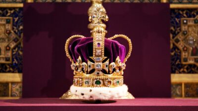 Anuncia Casa Real británica modificaciones a la corona de San Eduardo para la coronación de Carlos III en mayo de 2023