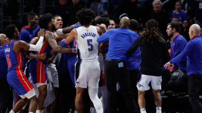 NBA: jugadores se dan con todo en pleno partido y uno termina noqueado