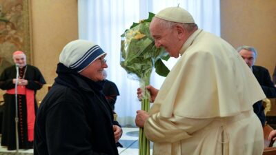 Papa Francisco celebra 86 cumpleaños y entrega premios a la caridad