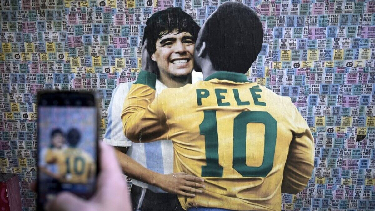 ¡Dos leyendas! El día que Pelé y Diego Maradona jugaron juntos a las dominadas