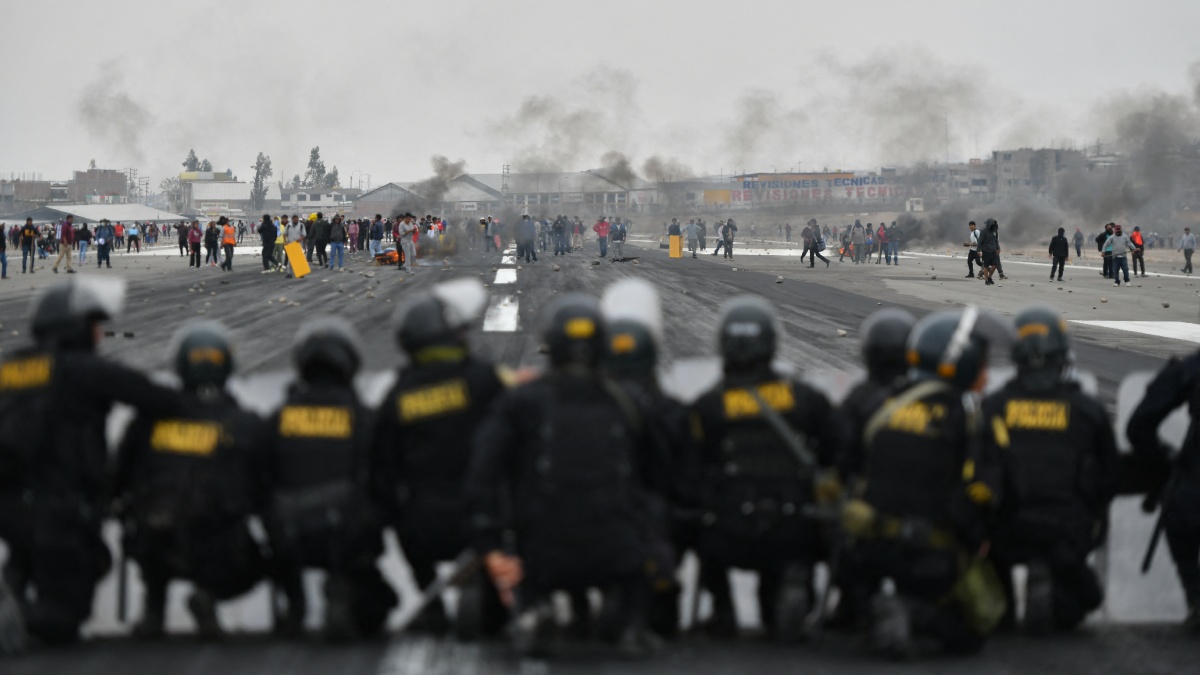 Perú: En escalada a la crisis política, manifestantes toman aeropuerto de Arequipa