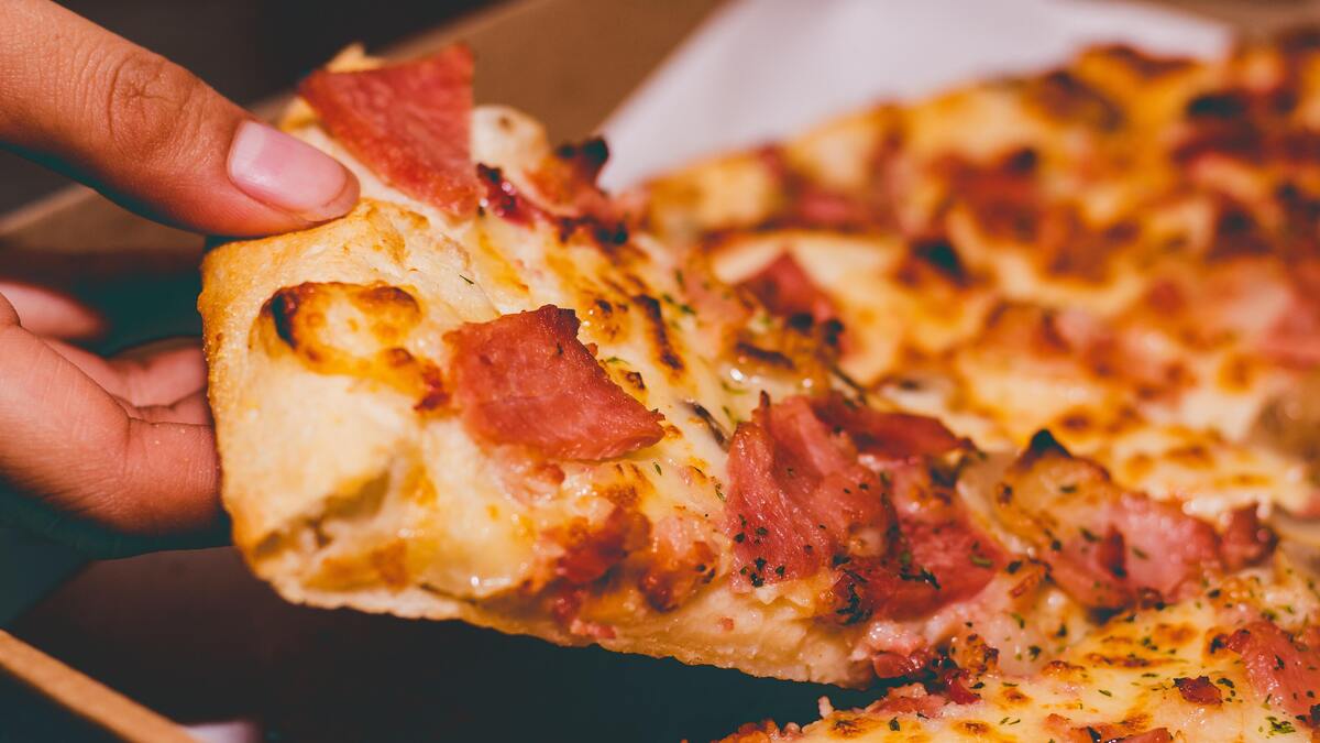¿Es seguro dejar la pizza afuera del refrigerador durante la noche?, experta explica los riesgos