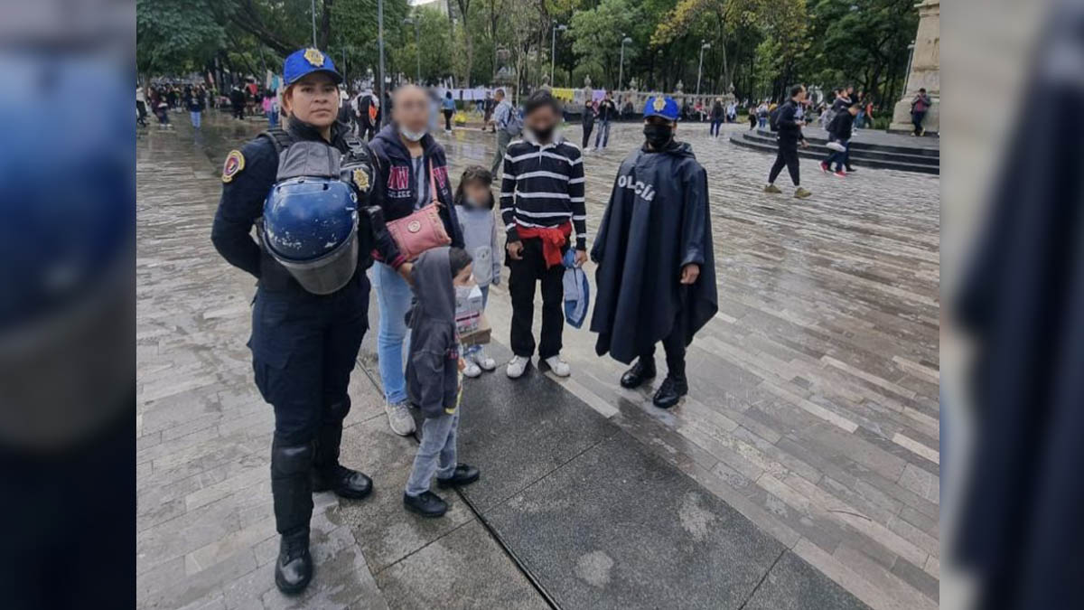 Policías ayudan a niños perdidos en la Alameda Central y los reúnen con su mamá