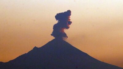 Popocatépetl lanza emisiones de vapor y ceniza; las captan en video