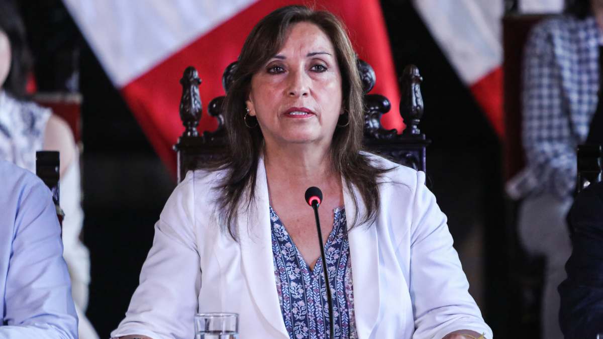Presidenta de Perú descarta renuncia y exige adelanto de elecciones
