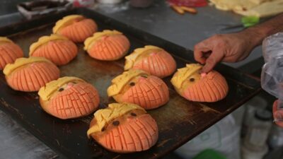 Puebla: panadería plasma a famosos en conchas