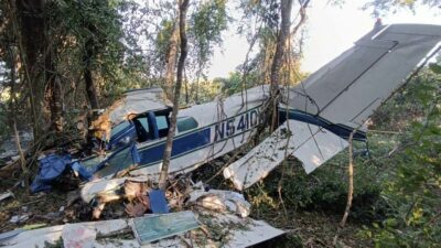 Puerto Vallarta: cae avioneta en colonia Villa Las Flores; 2 heridos