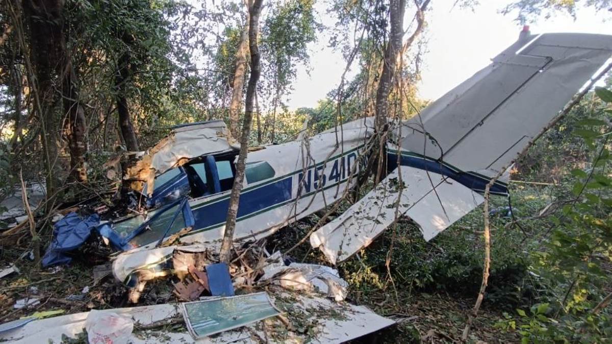 Puerto Vallarta: cae avioneta en colonia Villa Las Flores; 2 heridos