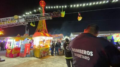 Querétaro: bomberos rescatan a dos niños de juego mecánico atorado