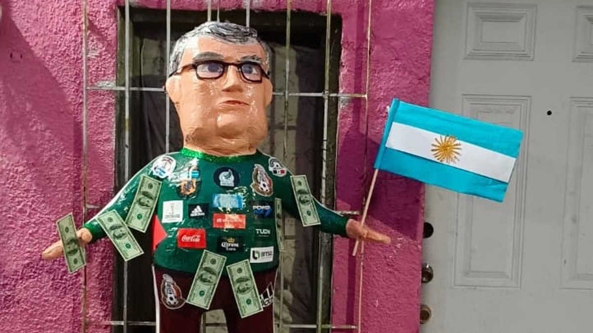 Tamaulipas: Crean piñata de Gerardo “Tata” Martino en Reynosa