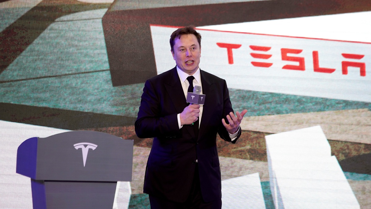 Tesla se desmorona en la bolsa, Elon Musk vende más acciones; ya van 39 mil mdd