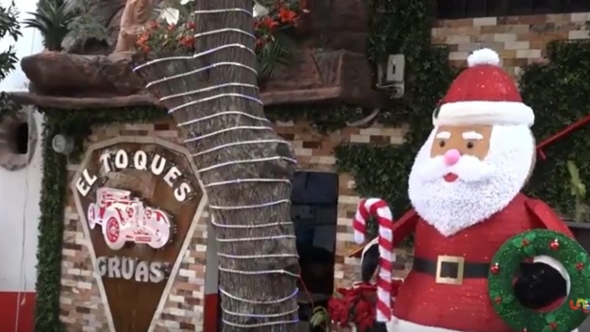 Transforman en villa navideña empresa de grúas en Querétaro
