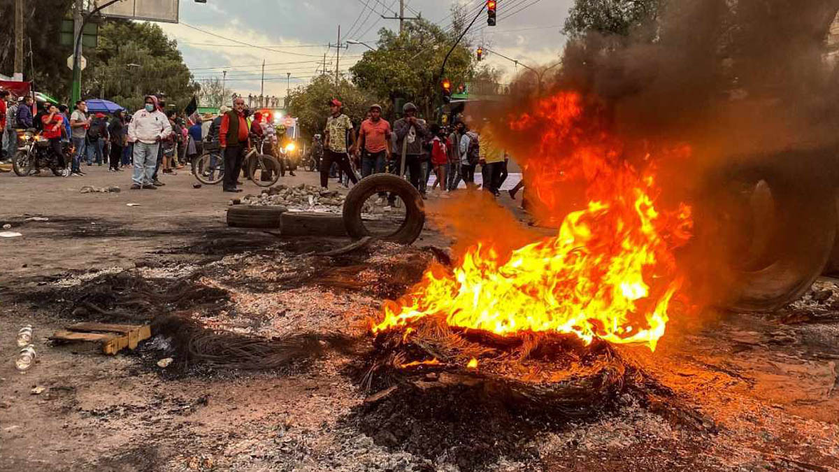 Fuertes imágenes: manifestantes y policías se enfrentan en Xochimilco por construcción de red hidráulica