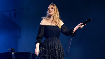 Adele con vestido oscuro durante uno de sus conciertos