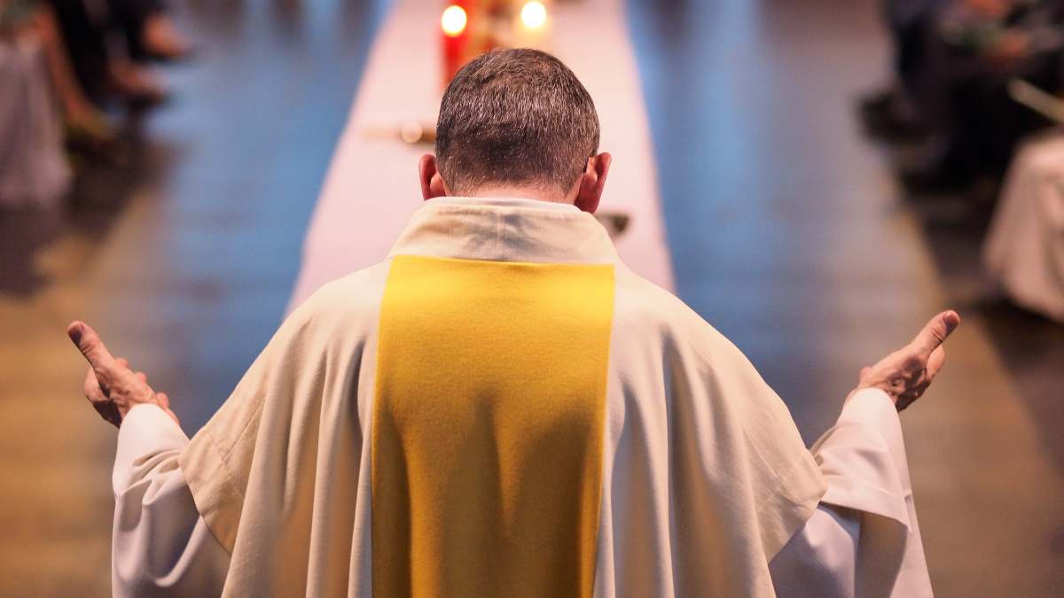 ¡Pide hasta limosna! Advierten sobre sacerdote falso que cobra por misas en Acapulco