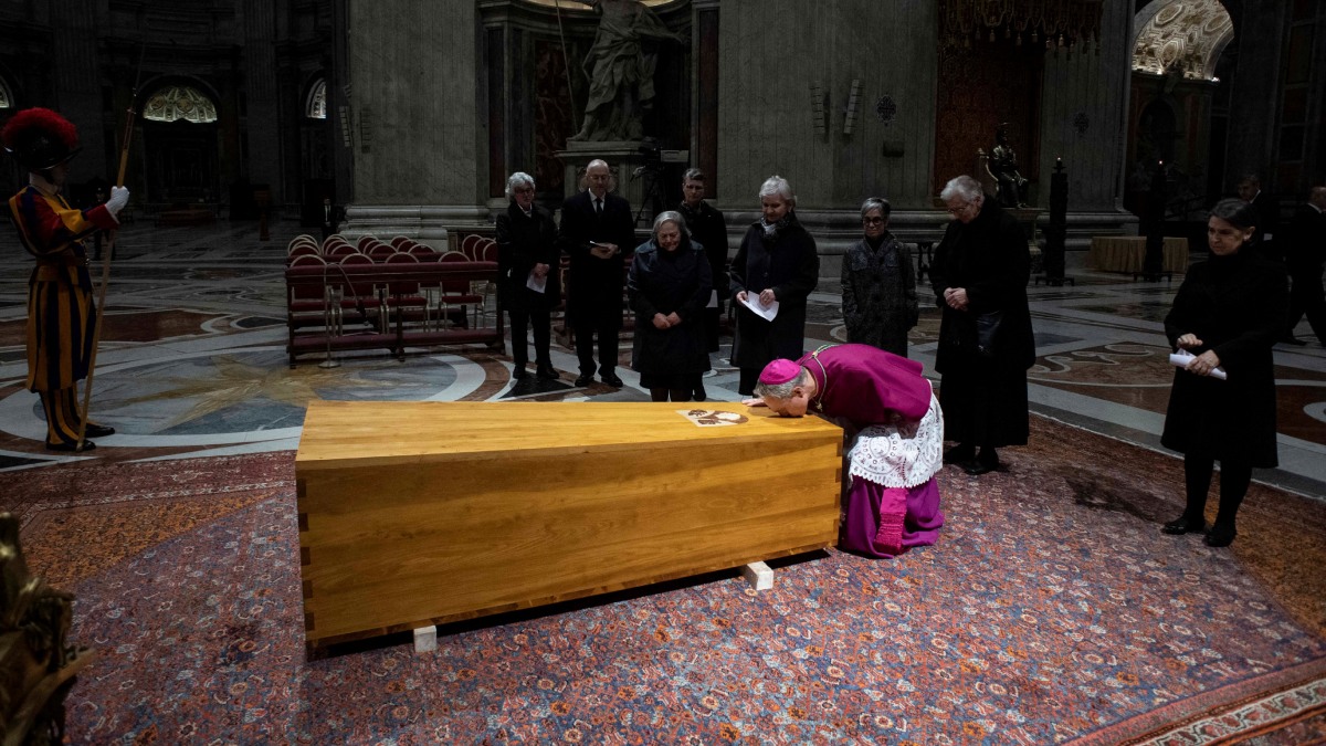 Con ceremonia inédita en el Vaticano, despiden a Benedicto XVI el papa Francisco y miles de fieles