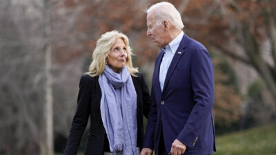 Biden se despide con tierno beso de su esposa