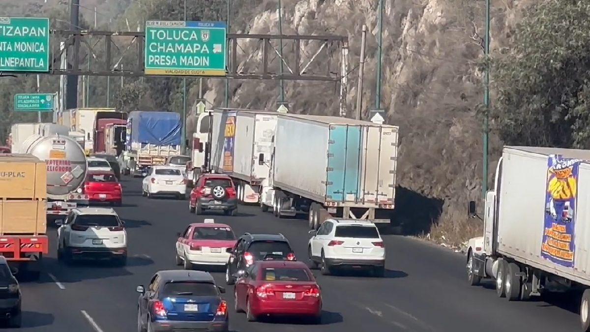 Carretera México-Querétaro: transportistas generan congestionamiento vial