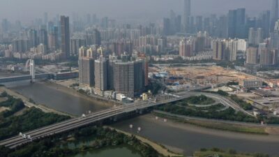 China sigue relajando las medidas antiCOVID y abrirá el domingo la frontera con Hong Kong