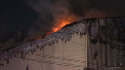 Tijuana: Fuerte incendio consume varias fábricas en la Mesa de Otay