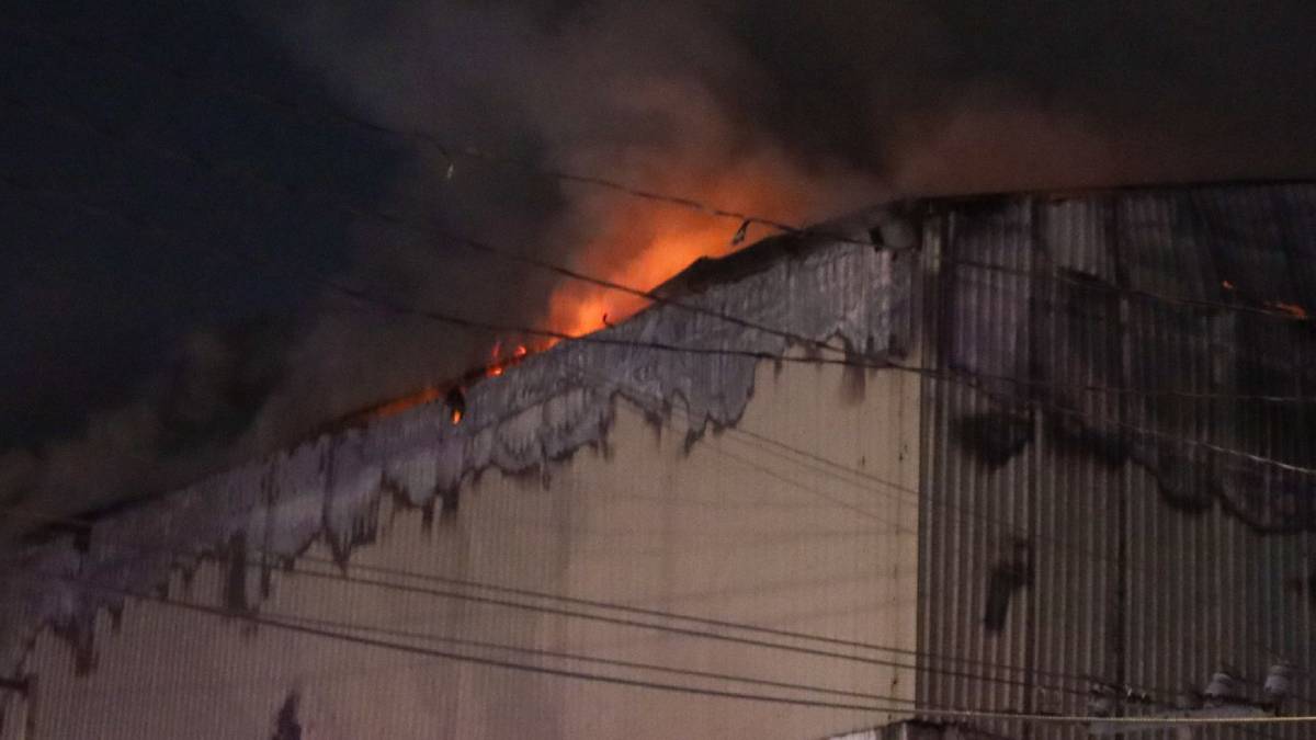 Fuerte incendio consume varias fábricas en la Mesa de Otay en Tijuana, BC