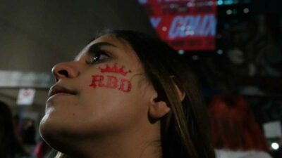 Por RBD, joven se vuela la clase para ir a buscar su boleto para concierto; profesor la expone en video