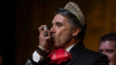 Sergio Mayer sufre en coronación como el Rey del Mariachi; se le fue la voz
