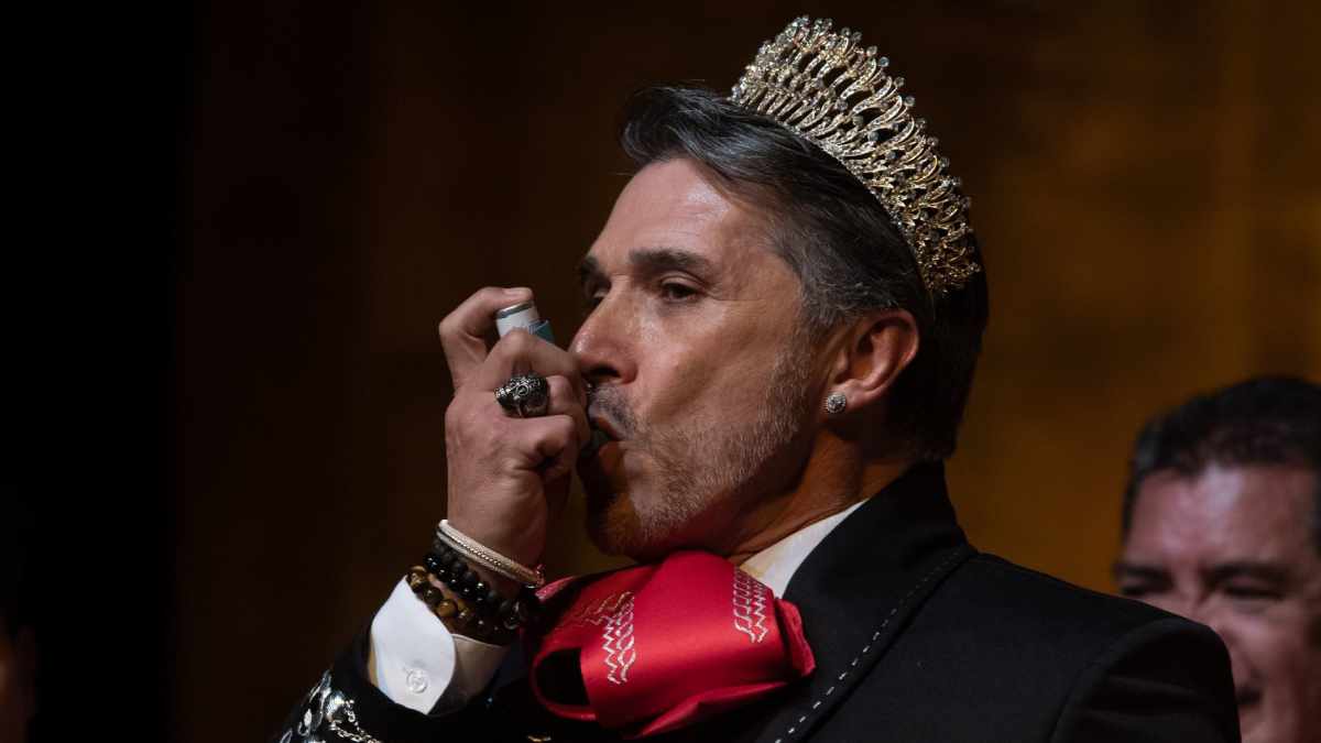 Sergio Mayer suffers in coronation as the King of Mariachi;  he lost his voice