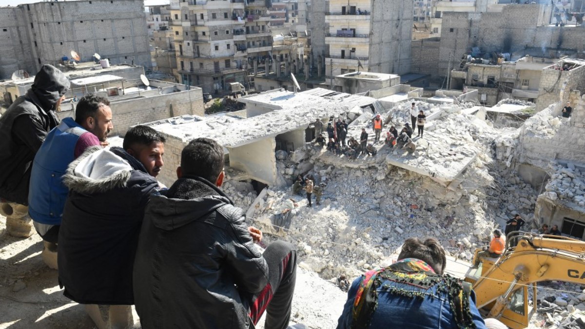 Mientras dormían: Colapsa edificio en Siria; mueren 16 personas