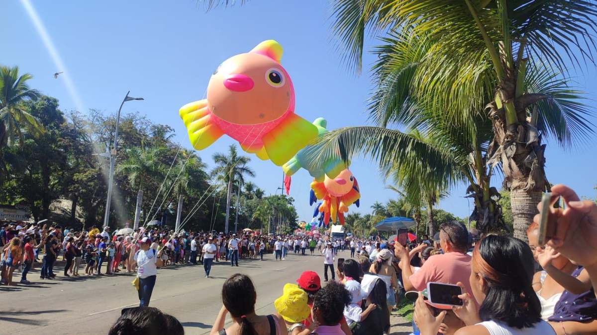 Peppa Pig, los Pitufos y hasta las Chicas Superpoderosas llegan a Acapulco en desfile de globos gigantes