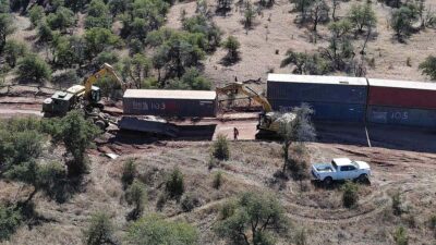 En Arizona, desmantelan muro de contenedores en frontera de México y EU