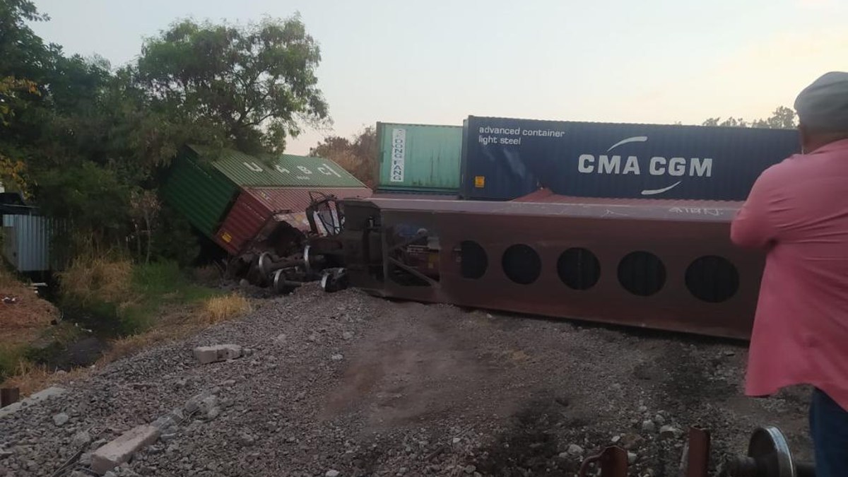 En Múgica, Michoacán, tren se descarrila luego de chocar con tráiler