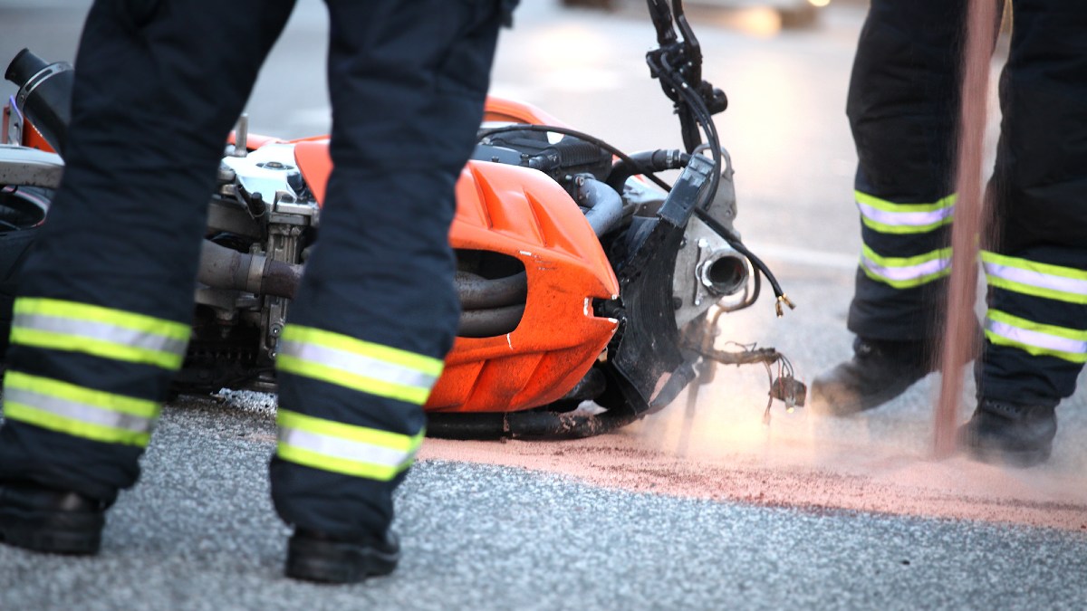 En Tecámac, motociclista atropella a policía de tránsito; ve video