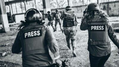 Guerra Rusia y Ucrania: Periodista recibe balazo y queda captado en video