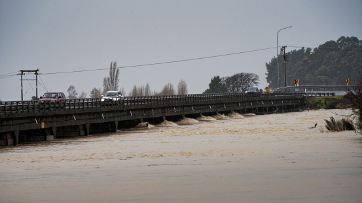 Videos of the strong floods that keep New Zealand on alert