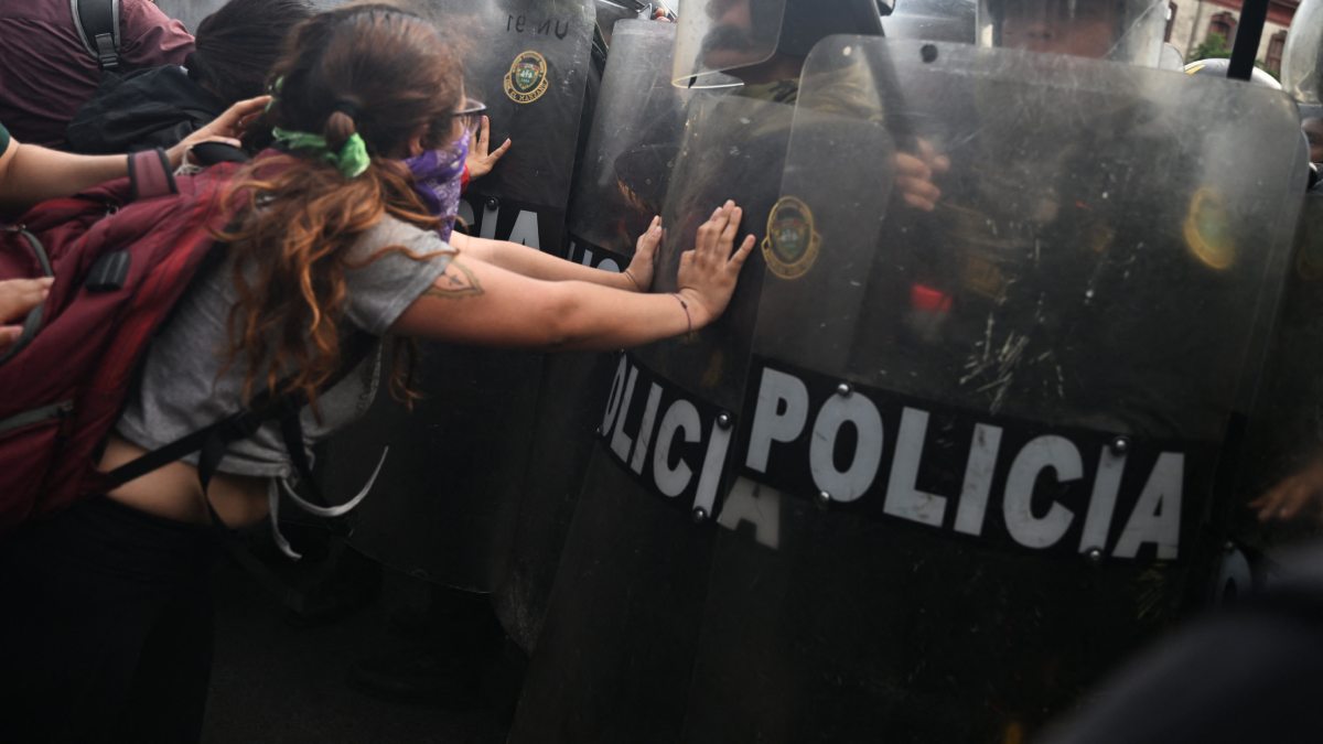 Violentas protestas en Perú contra presidenta han dejado más de 45 muertos