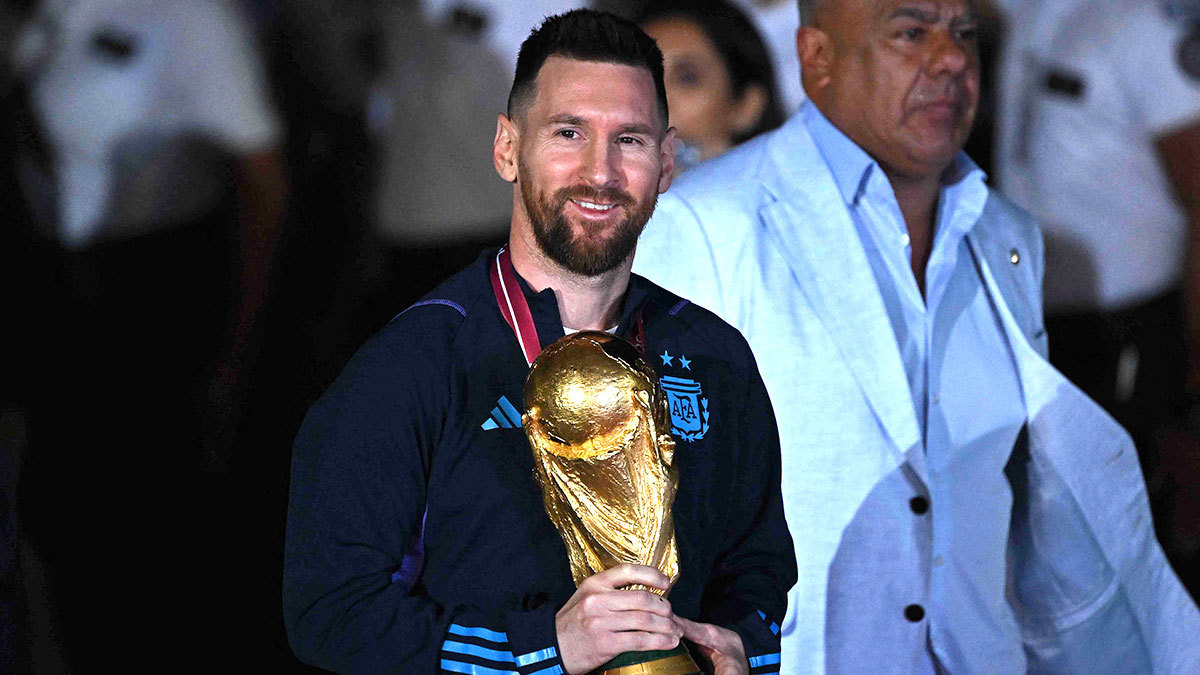 ¿Pero qué es esooo? La copa que levantó Lionel Messi en Qatar 2022 era falsa