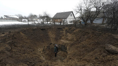 Muestran enorme cráter que dejó bombardeo en Ucrania