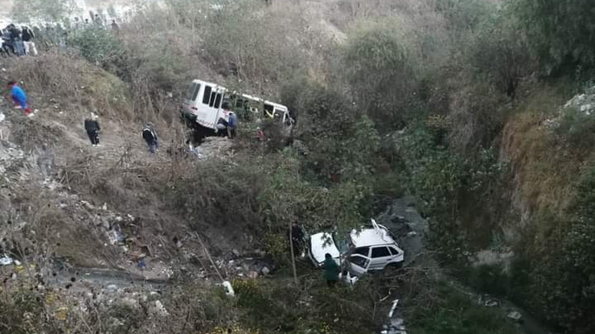 Naucalpan: microbús y auto caen a barranco; hay al menos 4 muertos