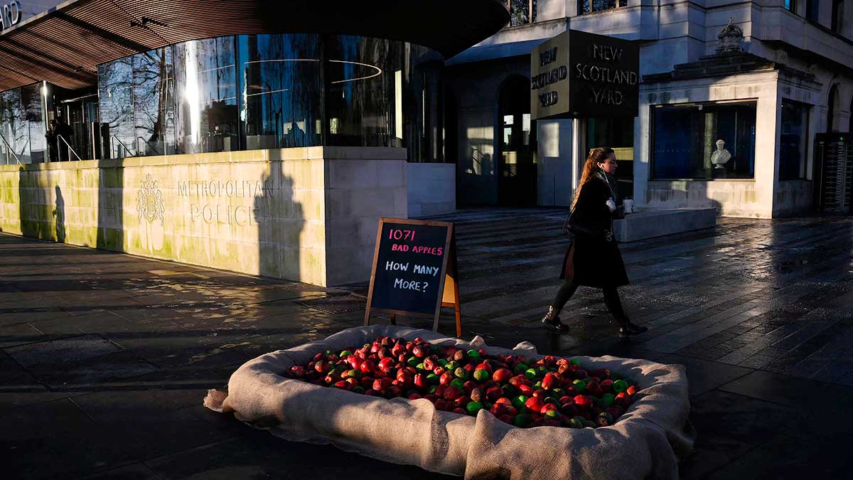 “¿Cuántas más?”: Protestan frente a policía de Londres con más de mil manzanas podridas