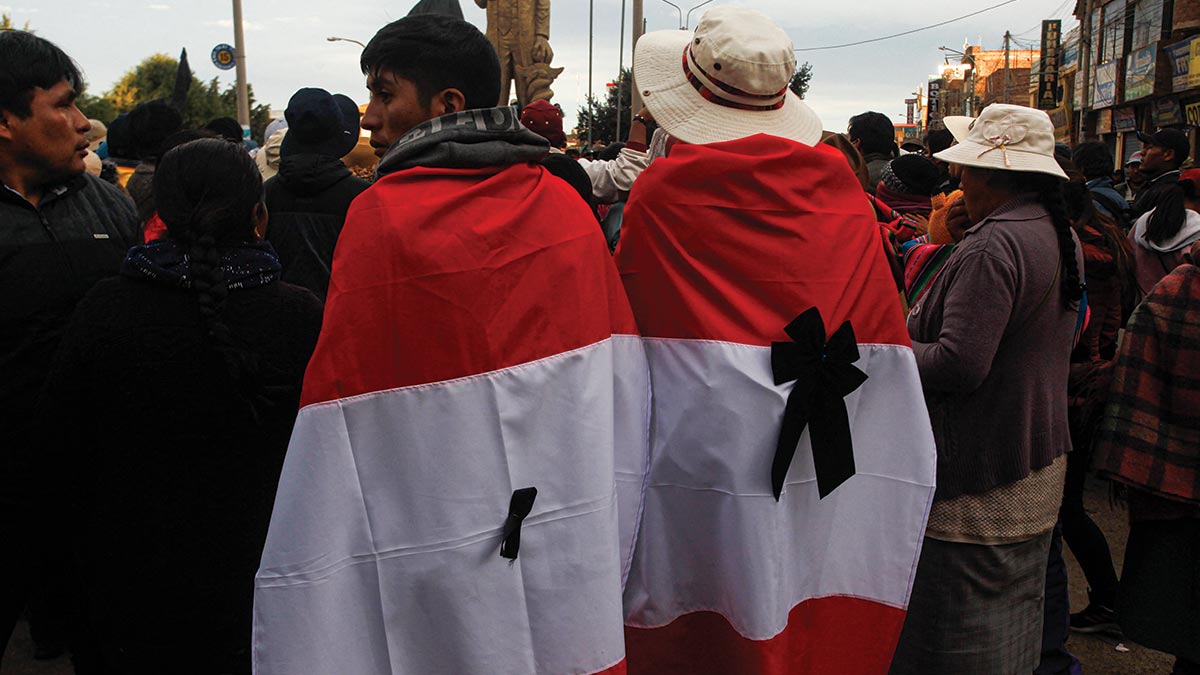 Investigan a presidenta de Perú; manifestaciones dejan al menos 18 muertos y toque de queda