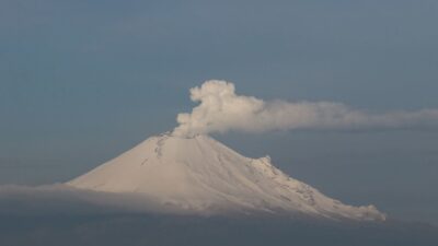 Volcán Popocatépetl “ruge” este martes; graban fuerte explosión