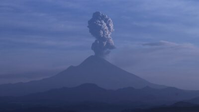 Popocatépetl: volcán registra explosión y fumarola de 3 km de altura