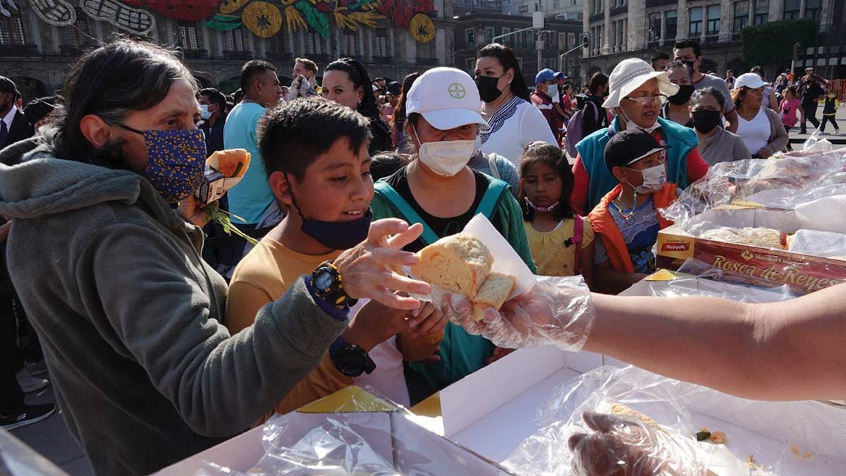 Policías ayudan a Reyes Magos mientras miles disfrutan de la rosca en el Zócalo