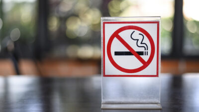 Las tiendas ya no podrán exhibir las cajetillas de cigarros. Foto: Getty Images