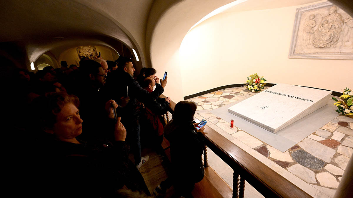 Abren al público la tumba de Benedicto XVI para que pueda ser visitada en la cripta vaticana