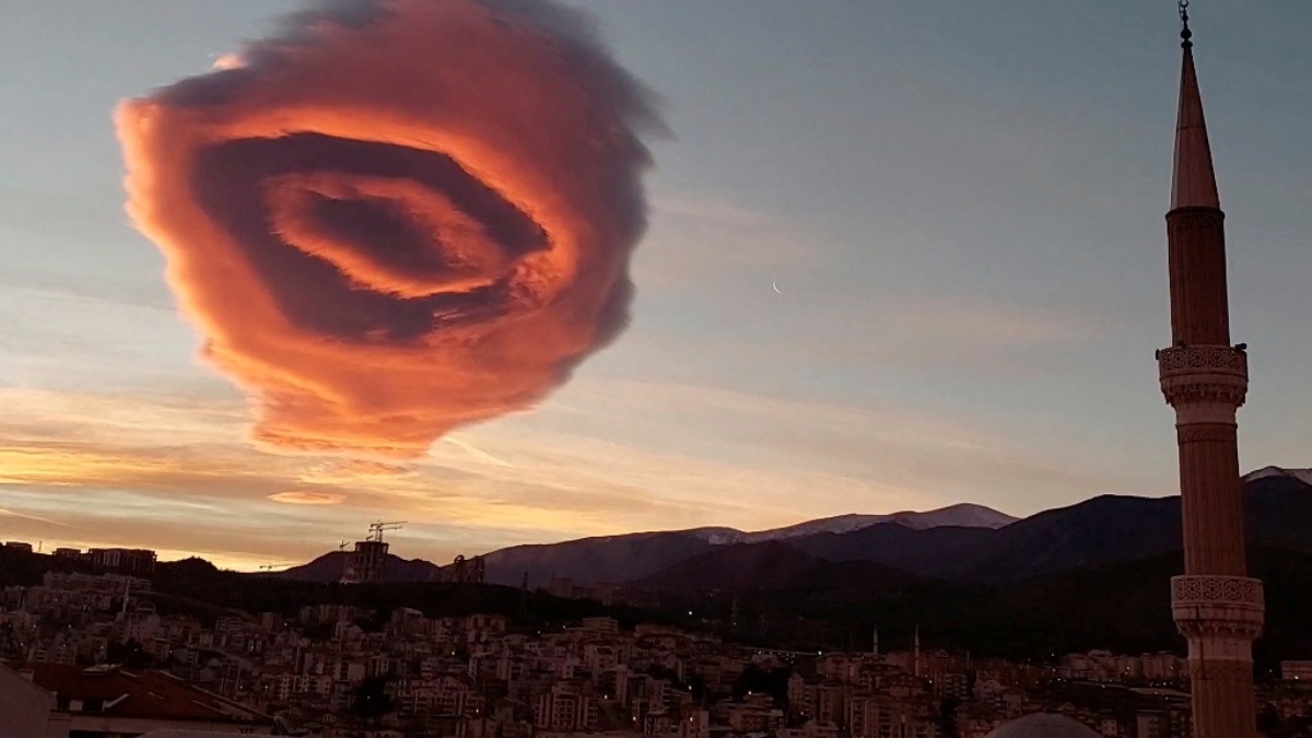 Turquía: Sorprende extraña nube roja que se asemejaba a un OVNI