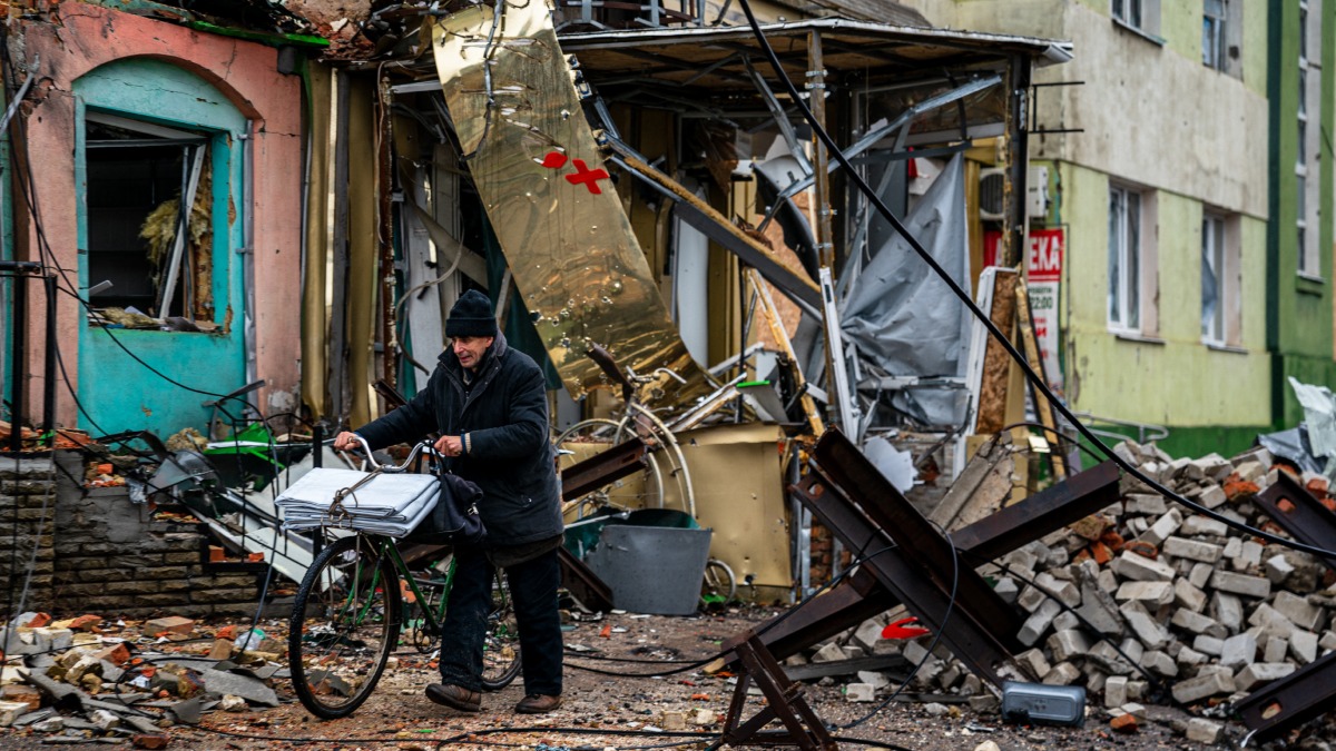 Pese a orden de Putin de cese al fuego, reportan bombardeos en Ucrania